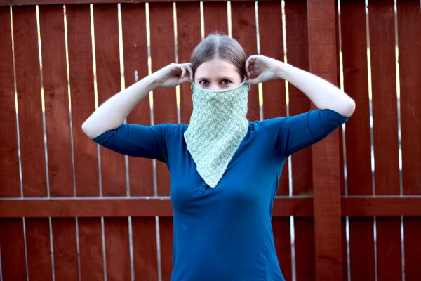 A modelled shot of the bandana version of Ripples in the Mist cowl with cables and i-cord edging