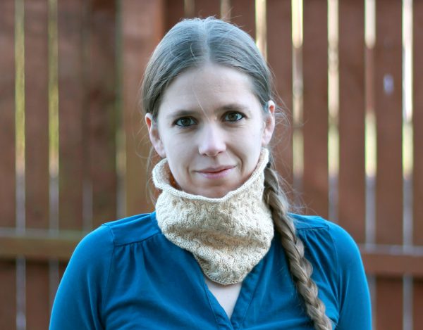 A modelled shot of the straight version of Ripples in the Mist cowl with cables and i-cord edging