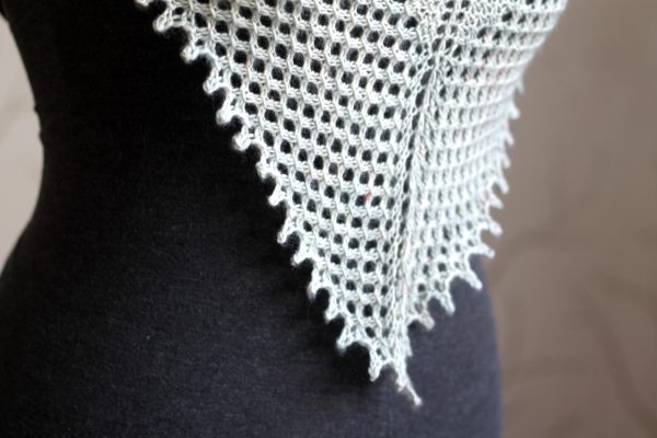 A close up on Ceò showing the lace border and picot bind-off