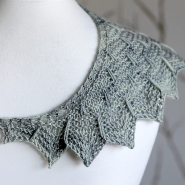 A close up on the chevron and slipped stitch edge of Fearthainn