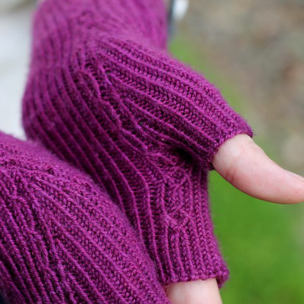 A close up of the narrow cable pattern that splits around the thumb