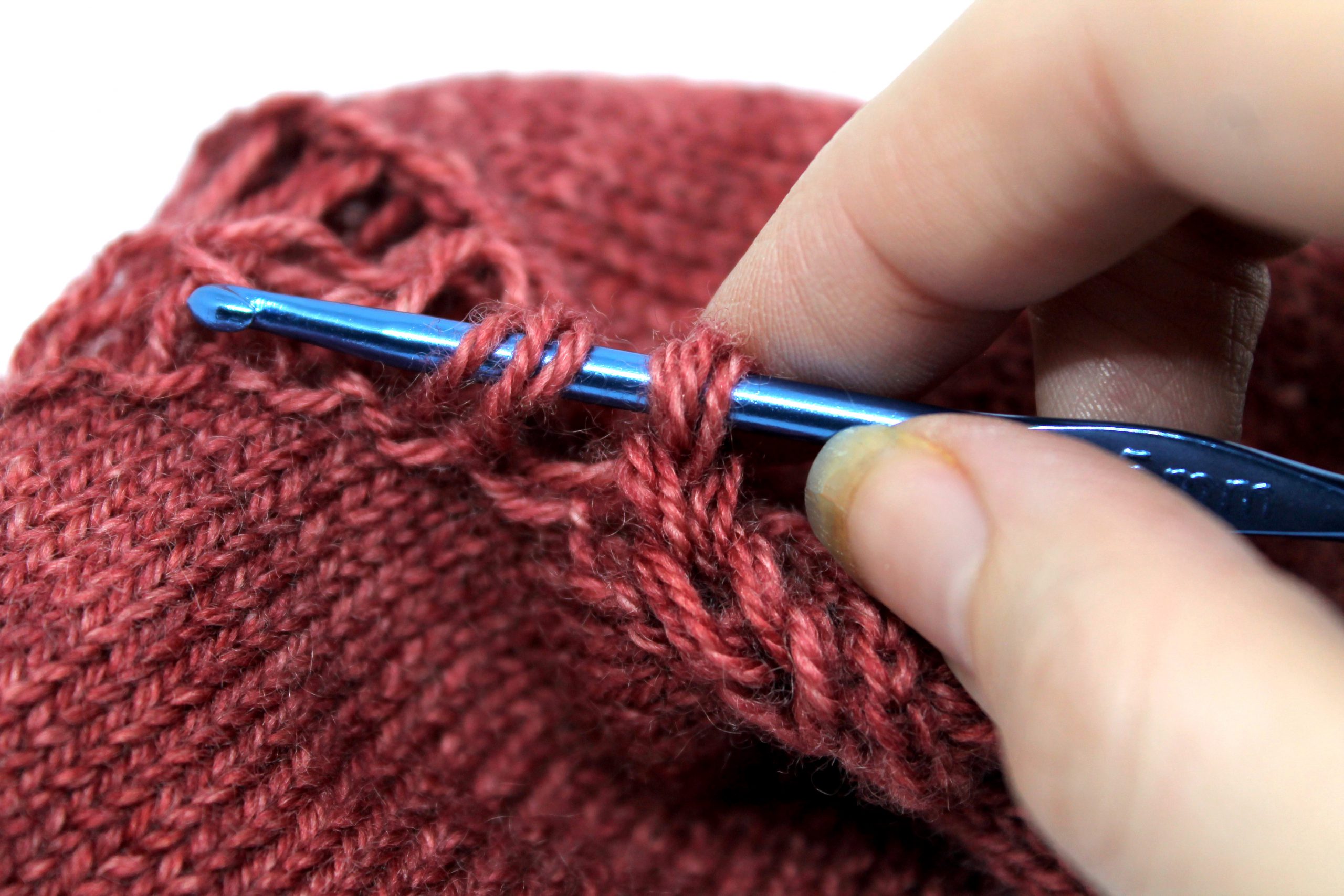 Three more laddered strandss have been picked up on the crochet hook next to the three strands from the step before.