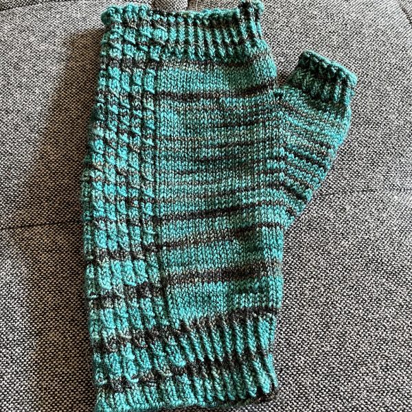 Emma made her XL Aisneach Mitts in Koigu KPPPM