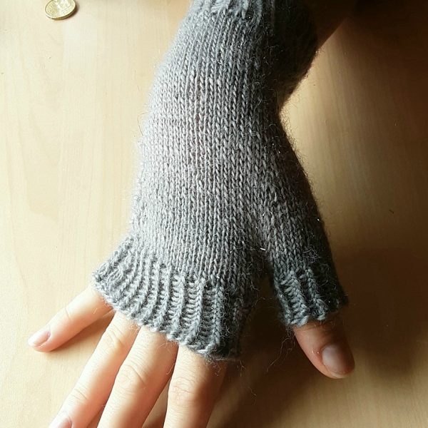 Heike made her XS Aisneach Mitt in Lana Grossa Meilenweit Eleganza