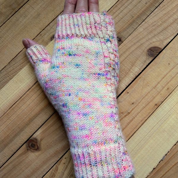 Kathleen made her L Aisneach Mitt in Kenyarn Aurora Fingering