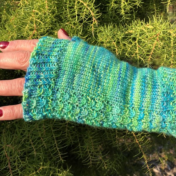 Katriona made her S Aisneach Mitts in Hedgerow Yarns Merino Nylon