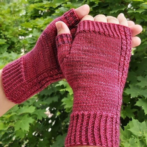 Wendy made her M1 Aisneach Mitts in String Theory Hand Dyed Caper Sock