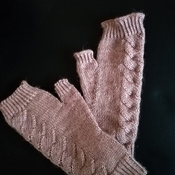 Fiona knit her size S mitt in Gather Yarn