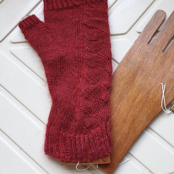 Libby knit her size M2 mitt in Plymouth Yarns Inca Spice