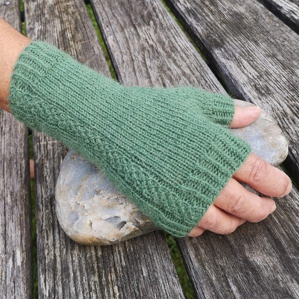 Katharina knit her XS mitt in Drops Nord
