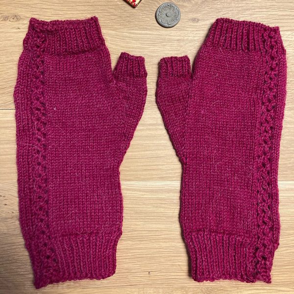Anna knit her M1 mitts in Ice Yarns Pure Alpaca