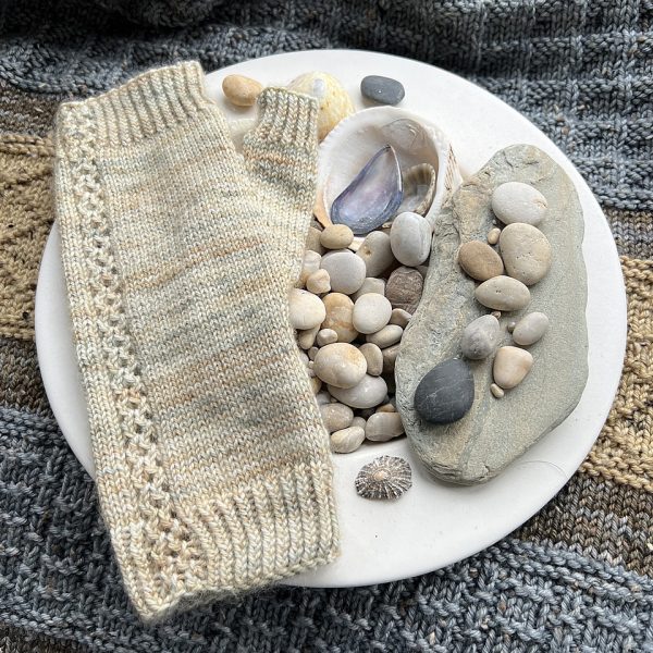 Elizabeth knit her M1 mitts in Eden Cottage Yarns Hayton 4ply in A Cottage Original
