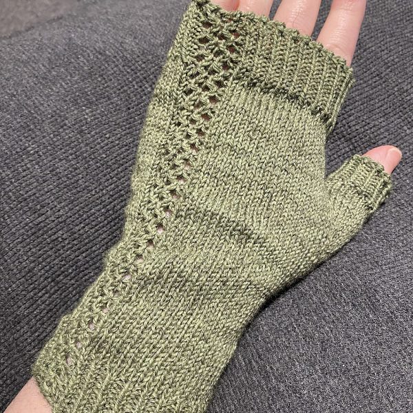 Emma knit her M2 mitt in Rosy Green Wool Heb Merino Fine