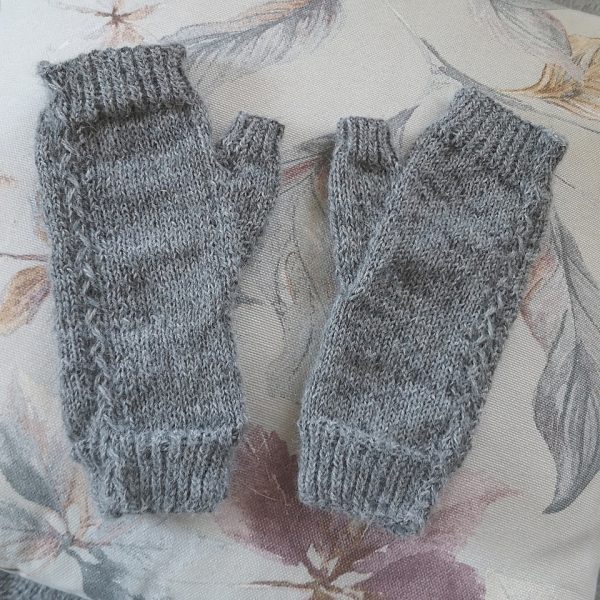 Katharina made her size XS mitts in Drops Alpaca