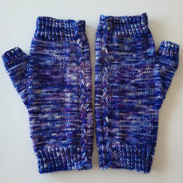 Kim made her size M1 mitts in Foggy Rock Fibres