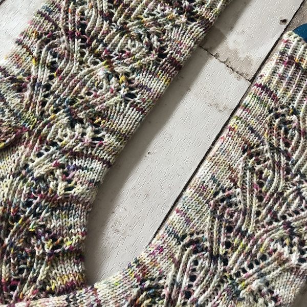 Chennell knit her medium Fiadhta in leabubs by Lala merino/nylon blend in the Botanicals colourway