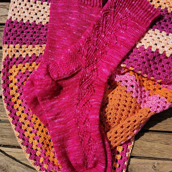 Sasika knit her large Fiadhta in Regia for handdye