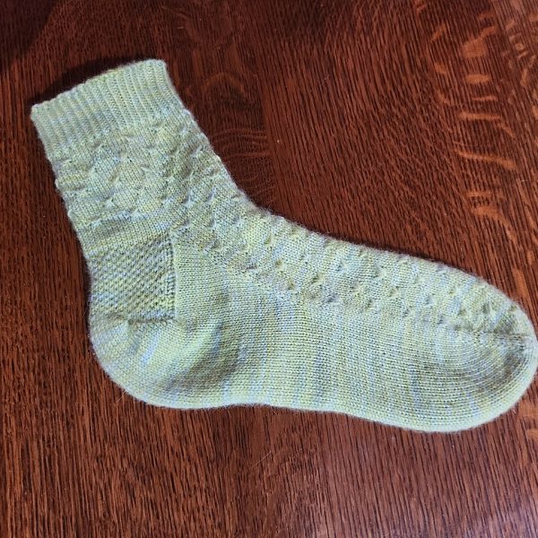 J knit their large Dìtheanan in Hand dyed Knitpicks Bare sock yarn