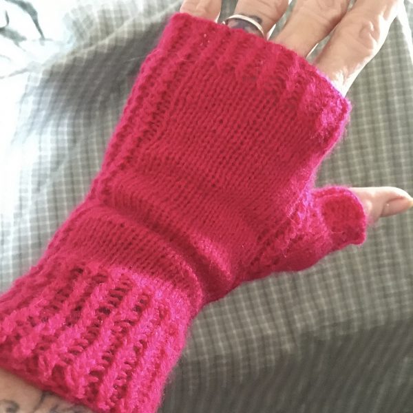 Eve knit her XS mitt in Nine Tail Sable King